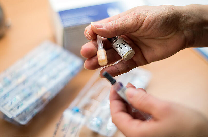 Eine Krankenschwester hält einen Kombi-Impfstoff gegen Masern, Röteln und Mumps in der Hand. In Berlin ist ein Kleinkind an Masern gestorben.