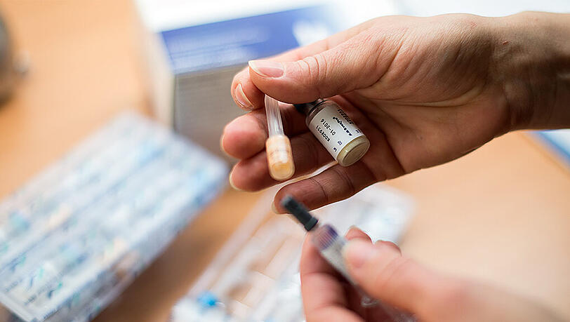 Eine Krankenschwester hält einen Kombi-Impfstoff gegen Masern, Röteln und Mumps in der Hand. In Berlin ist ein Kleinkind an Masern gestorben. Eine Krankenschwester hält einen Kombi-Impfstoff gegen Masern, Röteln und Mumps in der Hand. In Berlin ist ein Kleinkind an Masern gestorben.