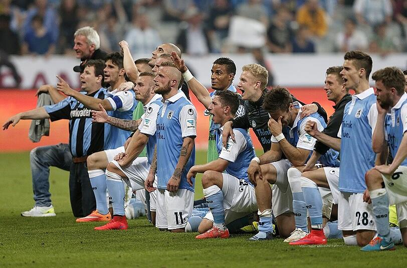 Hier jubeln die Löwen über den Klassenerhalt, am Dienstag treten sie zum ersten Testspiel der neuen Saison an.