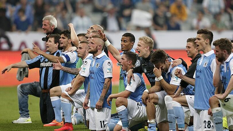 Hier jubeln die Löwen über den Klassenerhalt, am Dienstag treten sie zum ersten Testspiel der neuen Saison an. Hier jubeln die Löwen über den Klassenerhalt, am Dienstag treten sie zum ersten Testspiel der neuen Saison an.