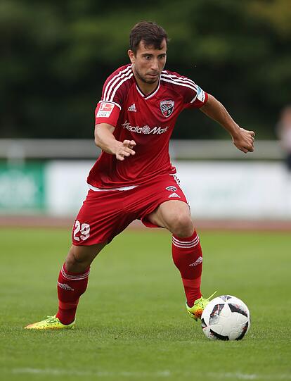 6. FC Ingolstadt 04: Der Vorjahressieger kommt mit seinem neuen Shirt in dieser Saison auf einen guten sechsten Platz. Rot in Rot mit diagonal verlaufendem Streifendruck und weißen Farbblitzen auf dem Vorderteil basiert das Trikot auf einem schon bekannten Template. Netz-und Unimaterialien wechseln sich ab. Alles in allem ein recht ansprechendes Trikot. Rot geht's auch weiter mit den Hosen und Stutzen.