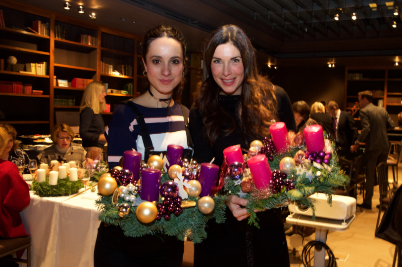 Erstmals dabei und schon im fröhlichen Bastel-Element: Stephanie Stumph und Alexandra Polzin (r.).