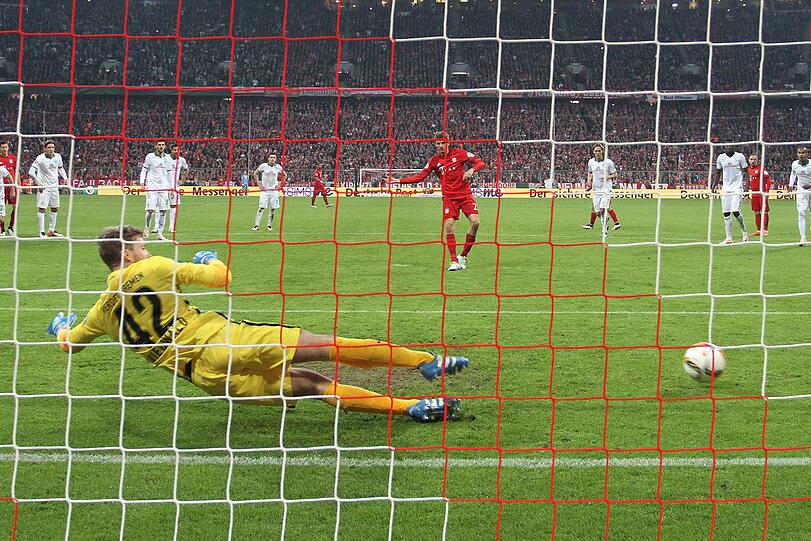 Pokalhalbfinale 2016! Bayerns Thomas Müller avanciert zum Matchwinner, erst köpft er gegen Bremen ein, dann verwandelt er noch den Elfmeter zum 2:0-Endstand.
