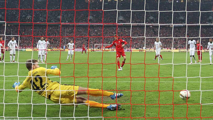 Pokalhalbfinale 2016! Bayerns Thomas Müller avanciert zum Matchwinner, erst köpft er gegen Bremen ein, dann verwandelt er noch den Elfmeter zum 2:0-Endstand. Pokalhalbfinale 2016! Bayerns Thomas Müller avanciert zum Matchwinner, erst köpft er gegen Bremen ein, dann verwandelt er noch den Elfmeter zum 2:0-Endstand.