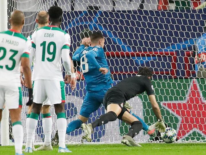 Juve-Spieler Aaron Ramsey (M) erzielt an Moskaus Torwart Guilherme (r) vorbei das erste Tor für sein Team.