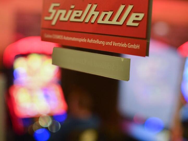 Ein Aufkleber mit der Aufschrift "Spielhalle" prangt auf einer Glastür. Foto: Arne Dedert/Archiv