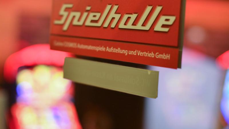 Ein Aufkleber mit der Aufschrift "Spielhalle" prangt auf einer Glastür. Foto: Arne Dedert/Archiv Ein Aufkleber mit der Aufschrift "Spielhalle" prangt auf einer Glastür. Foto: Arne Dedert/Archiv