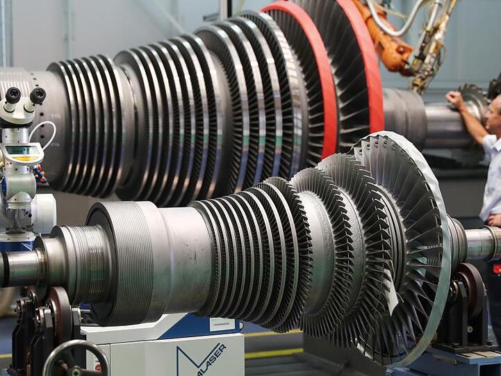 Turbinen-Wartung bei Siemens: Aus Sicht der Bundesbank-Experten wäre ein leichter Rückgang des BIP im Sommer "als Teil einer konjunkturellen Normalisierung zu sehen.