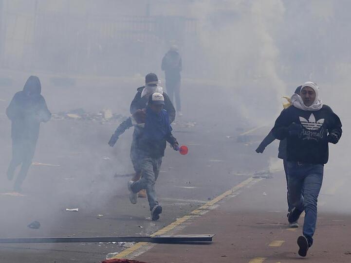 Tausende von Angehörigen indigener Völker Ecuadors haben die Hauptstadt Quito besetzt. Sie folgten einem Aufruf der Konföderation der Indigenen Völker, um gegen die erhöhten Spritpreise und die Erdölförderung in ihren Gebieten zu protestieren.