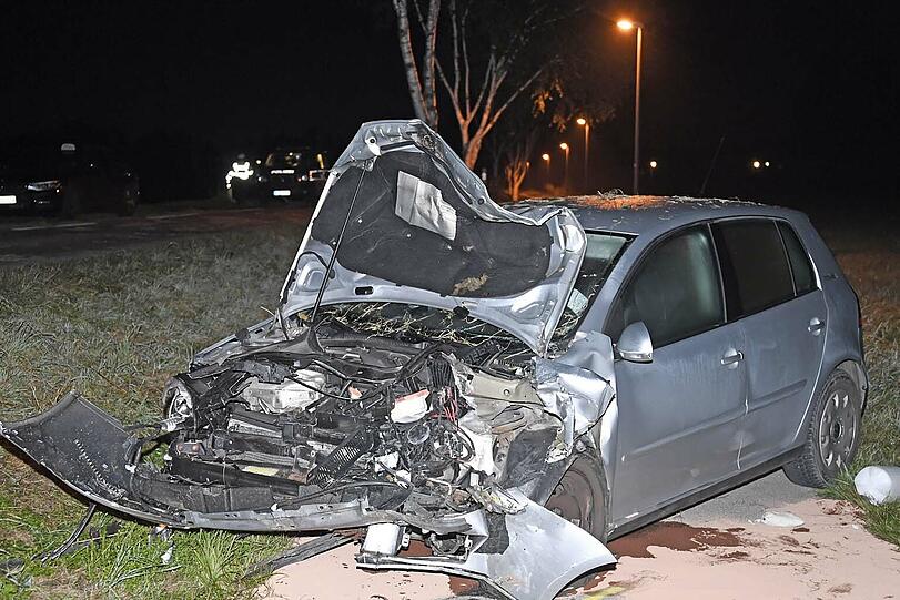 Der Golf-Fahrer erlitt schwere Verletzungen.