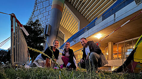 Ein Zeltdach unter dem Zeltdach: Tanja, Vici und Pascal campen vor dem Pink-Konzert im Olympiastadion.