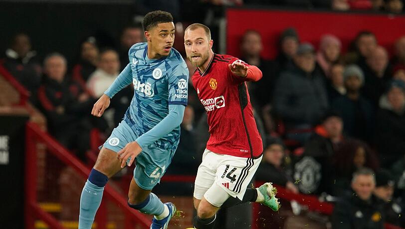 Christian Eriksen (r) von Manchester United gegen Jacob Ramsey von Aston Villa.