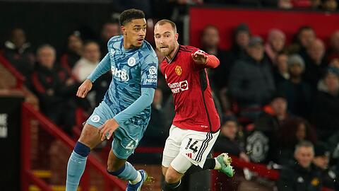 Christian Eriksen (r) von Manchester United gegen Jacob Ramsey von Aston Villa.