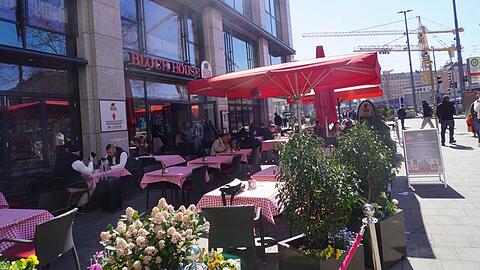 Die Terrasse des Block House ist neu gestaltet worden. Pflanzen setzen die Terrasse vom Gehsteig ab und schaffen einen geschützten Bereich für die Gäste.