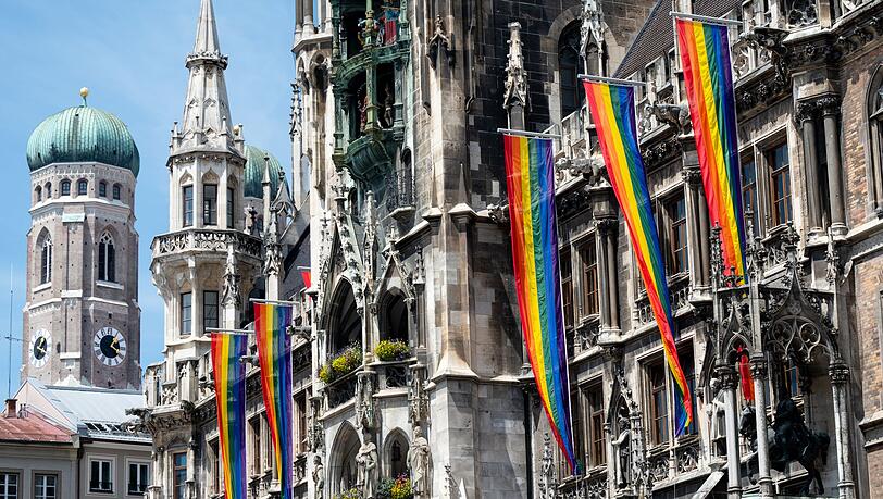 Ginge es nach dem Willen der AfD, wären Regenbogenflaggen - wie hier beim Christopher Street Day - am Münchner Rathaus schon bald verboten. (Archivbild)