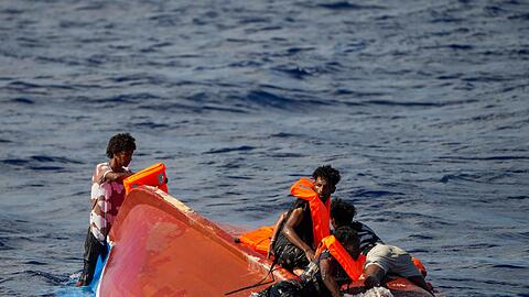 Immer wieder kommen Menschen bei der Fahrt &uuml;bers Mittelmeer ums Leben. (Archivbild)