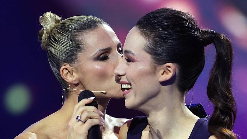 Ein Küsschen von Mama Michelle Hunziker (l.) gab es für Aurora Hunziker-Ramazzotti auch auf ihrer Hochzeit. Ein Küsschen von Mama Michelle Hunziker (l.) gab es für Aurora Hunziker-Ramazzotti auch auf ihrer Hochzeit.
