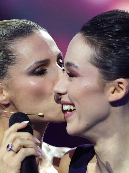 Ein K&uuml;sschen von Mama Michelle Hunziker (l.) gab es f&uuml;r Aurora Hunziker-Ramazzotti auch auf ihrer Hochzeit.