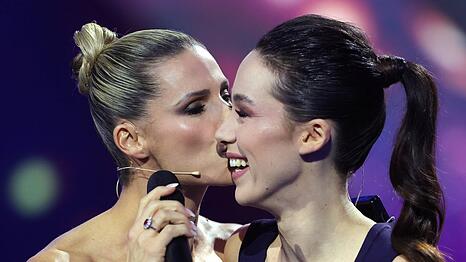 Ein K&uuml;sschen von Mama Michelle Hunziker (l.) gab es f&uuml;r Aurora Hunziker-Ramazzotti auch auf ihrer Hochzeit.
