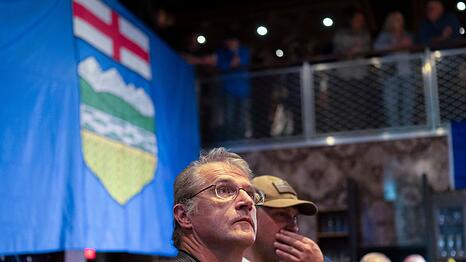 Anh&auml;nger des "Alberta Prosperity Project" verfolgen, wie die Ergebnisse des Referendums nach und nach bekanntgegeben werden.