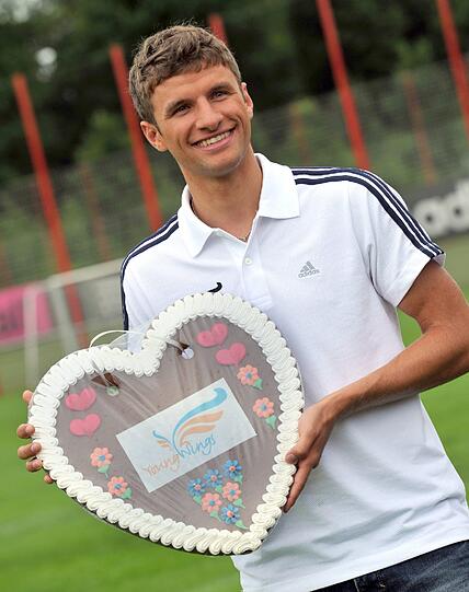 Der Fußball-Nationalspieler Thomas Müller wird als Botschafter in den nächsten Jahren das Jugendprojekt &bdquo;YoungWings&ldquo; unterstützen.