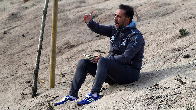 Trainer Vitor Pereira verschaffte sich von der Sanddüne einen Überblick.