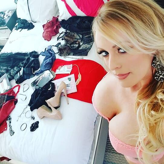 Stormy Daniels gibt sich gern offenherzig und ziemlich sexy.