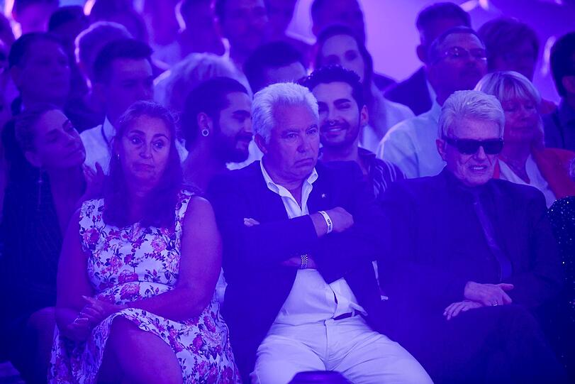 Tom und Bill Kaulitz sitzen mit Mama Kaulitz und Heidi Klums Mutter hinter Heino.