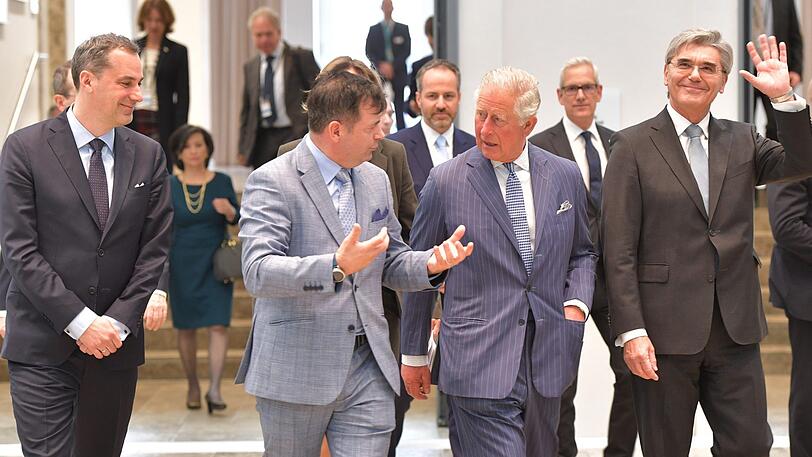 Charles in der Siemens-Zentrale: Bei dem etwa 45-minütigen Rundgang informierte er sich über Nachhaltigkeit und die neue Arbeitswelt.