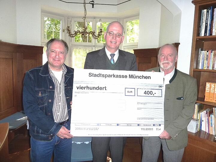 Klaus Körmer (links) und Karl Thomasser (rechts) vom Bürger- und Gewerbekreis Ramersdorf e.V. überreichten die Spende von 400 Euro an Pfarrer Harald Wechselberger.