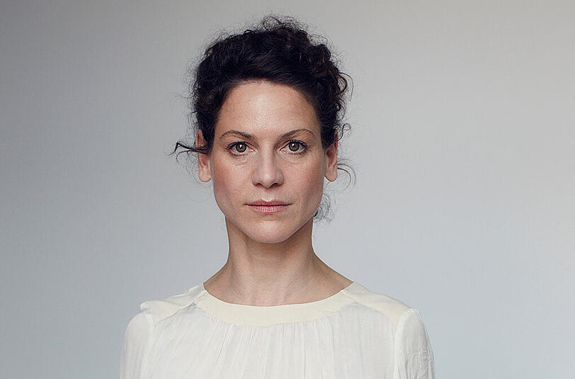Die Schauspielerin Biana Beglau liest aus der Bibel.