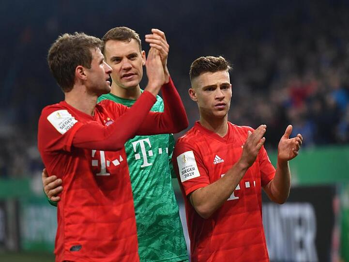 Thomas Müller, Manuel Neuer und Joshua Kimmich feiern den Bayern-Sieg auf Schalke.