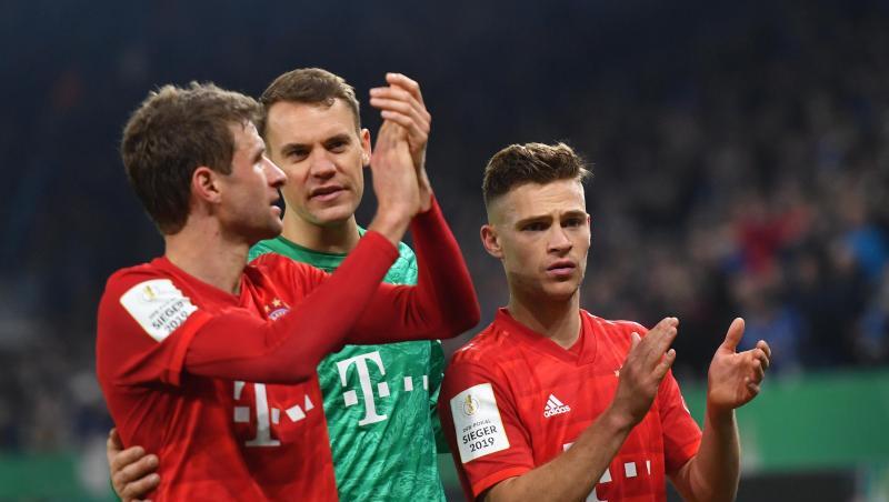 Thomas Müller, Manuel Neuer und Joshua Kimmich feiern den Bayern-Sieg auf Schalke. Thomas Müller, Manuel Neuer und Joshua Kimmich feiern den Bayern-Sieg auf Schalke.