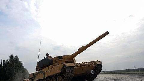 Ein Leopard 2A4 der türkischen Armee ist auf dem Weg nach Syrien.