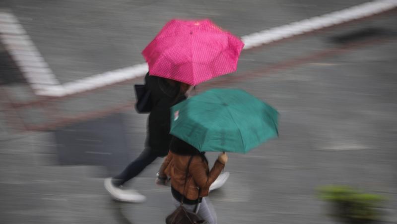 Zwei Passantinnen mit Regenschirmen. Foto: Frank Rumpenhorst/Archivbild Zwei Passantinnen mit Regenschirmen. Foto: Frank Rumpenhorst/Archivbild