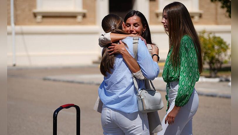 Königin Letizia und Infantin Sofia umarmen Prinzessin Leonor zum Abschied.