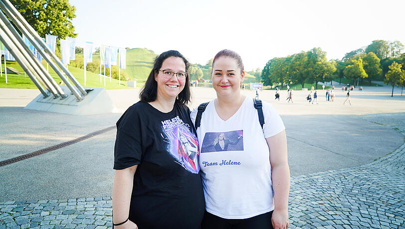 Im Babybauch von Michaela (li.) versteckt sich der jüngste Helene-Fischer-Fan. Im Babybauch von Michaela (li.) versteckt sich der jüngste Helene-Fischer-Fan.