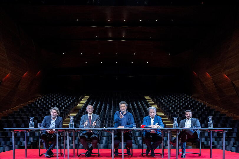 Asher Fisch (von links), Anton Mattle (ÖVP), Landeshauptmann von Tirol, Jonas Kaufmann, Festspielintendant, Festspielpräsident Hans Peter Haselsteiner und Ilias Tzempetonidis, Casting Direktor, während der Programmpräsentation für die Wintersaison 2024/2025 und der Sommersaison 2025 der Tiroler Festspiele Erl.