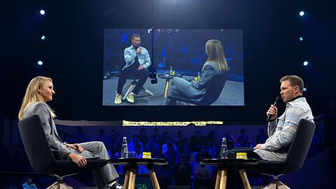 Bundestrainer Julian Nagelsmann auf der Bühne mit Moderatorin Katharina Kleinfeldt.