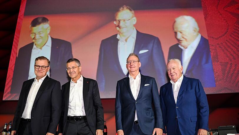 Präsident Herbert Hainer (2.v.l.) lobte die Arbeit von Trainer Vincent Kompany.