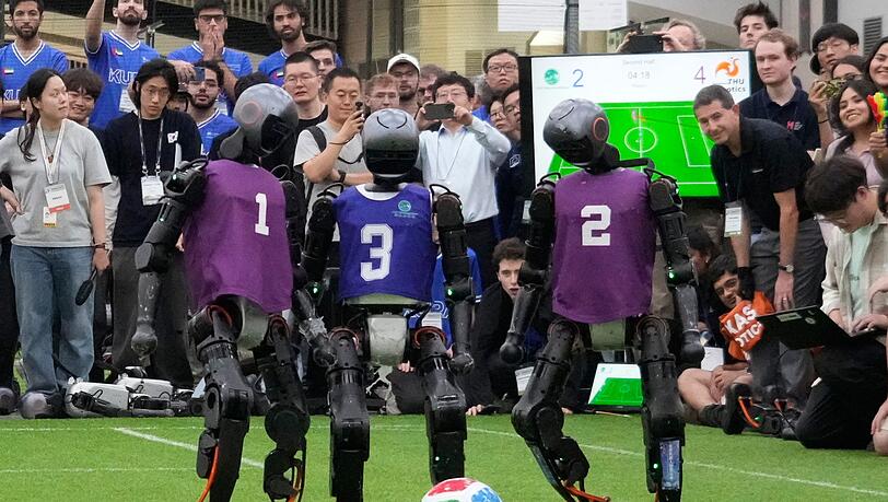 Humanoide Roboter spielen schon lange Fußball wie hier beim RoboCup 2026. Forschende nutzen den Sport, um Wahrnehmung und Steuerung der Maschinen zu verbessern. (Symbolbild) Humanoide Roboter spielen schon lange Fußball wie hier beim RoboCup 2026. Forschende nutzen den Sport, um Wahrnehmung und Steuerung der Maschinen zu verbessern. (Symbolbild)