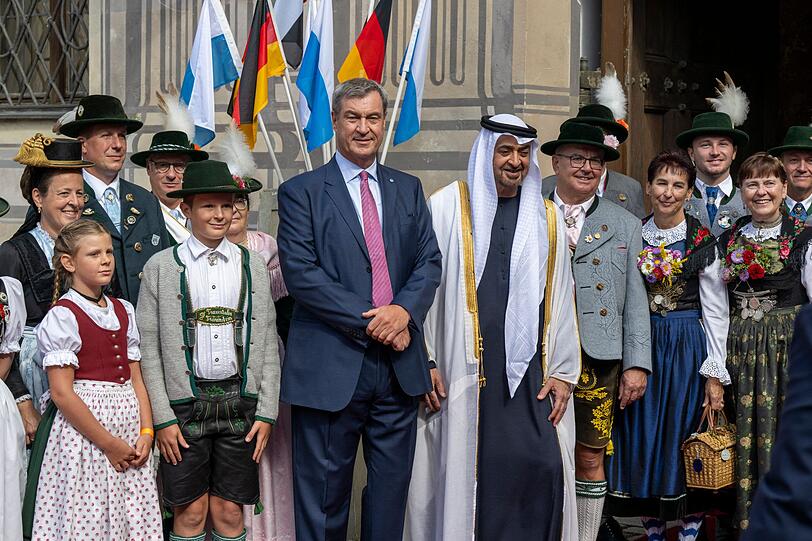 Landestypischer Empfang: Markus Söder begrüßt Scheich Mohammed bin Sajid in München. Landestypischer Empfang: Markus Söder begrüßt Scheich Mohammed bin Sajid in München.
