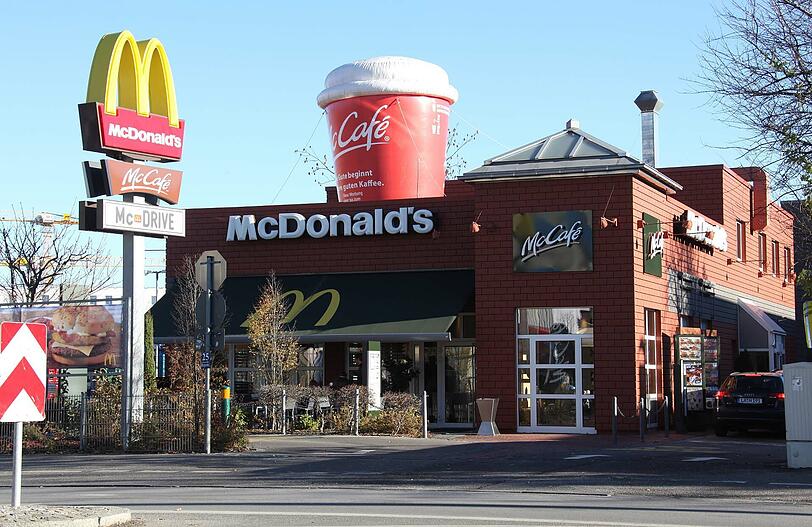 Vor diesem Fastfood-Restaurant in der Au ist der Jugendliche angegriffen und niedergestochen worden