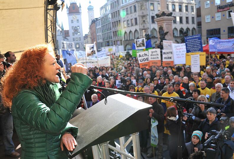 Die Zahl der Fluggäste ist auf 38 Millionen gestiegen, unterstreicht damit die Forderung nach einer dritten Startbahn. derweil gehen die Proteste dagegen weiter.