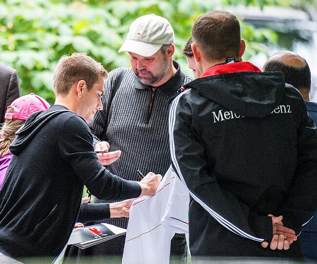 Philipp Lahm sucht die Nähe zu den Fans.