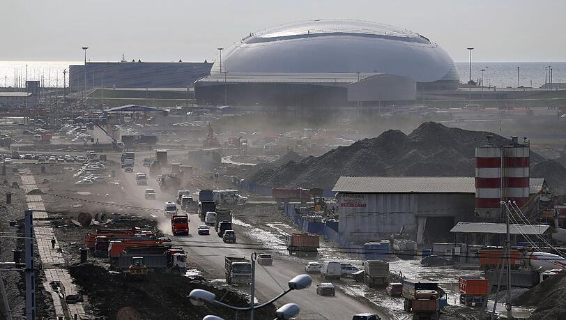 Die Baustelle des Olympiaparks in Sotschi. "Grüne Winterspiele" sehen anders aus. Die Baustelle des Olympiaparks in Sotschi. "Grüne Winterspiele" sehen anders aus.