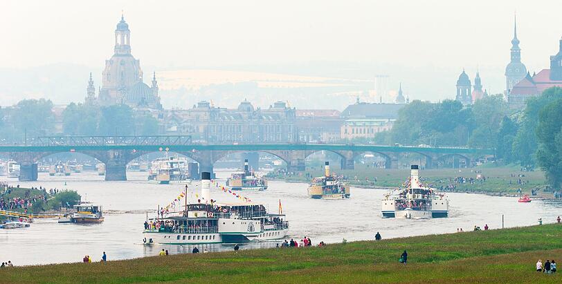 Historische Raddampfer der Sächsischen Dampfschifffahrt formieren sich am 01.05.2014 in Dresden (Sachsen) zur Flottenparade auf der Elbe. Tausende Schaulustige sahen dem Spektakel trotz trübem Wetter zu. Foto: Oliver Killig/dpa