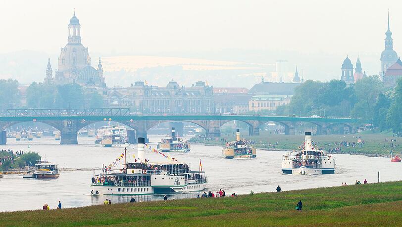 Historische Raddampfer der Sächsischen Dampfschifffahrt formieren sich am 01.05.2014 in Dresden (Sachsen) zur Flottenparade auf der Elbe. Tausende Schaulustige sahen dem Spektakel trotz trübem Wetter zu. Foto: Oliver Killig/dpa Historische Raddampfer der Sächsischen Dampfschifffahrt formieren sich am 01.05.2014 in Dresden (Sachsen) zur Flottenparade auf der Elbe. Tausende Schaulustige sahen dem Spektakel trotz trübem Wetter zu. Foto: Oliver Killig/dpa