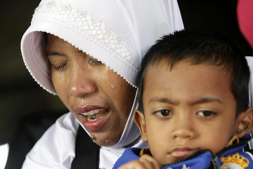 Zehn Jahre später gedenken Angehörige der Tsunami-Opfer in Indonesien