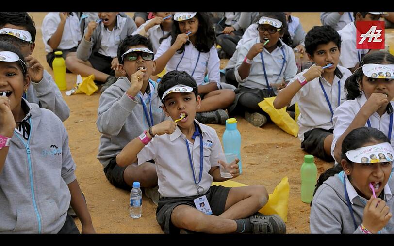 Zum wahrscheinlich größten gemeinsamen Zähneputzen der Welt haben sich 17 505 indische Schulkinder in Bangalore versammelt. Mit der Aktion wollten sie ins Guinness-Buch der Rekorde, sagte Girish Rao von der Organisation My Dental Plan, die das Mega-Zähneputzen am Freitag veranstaltete.